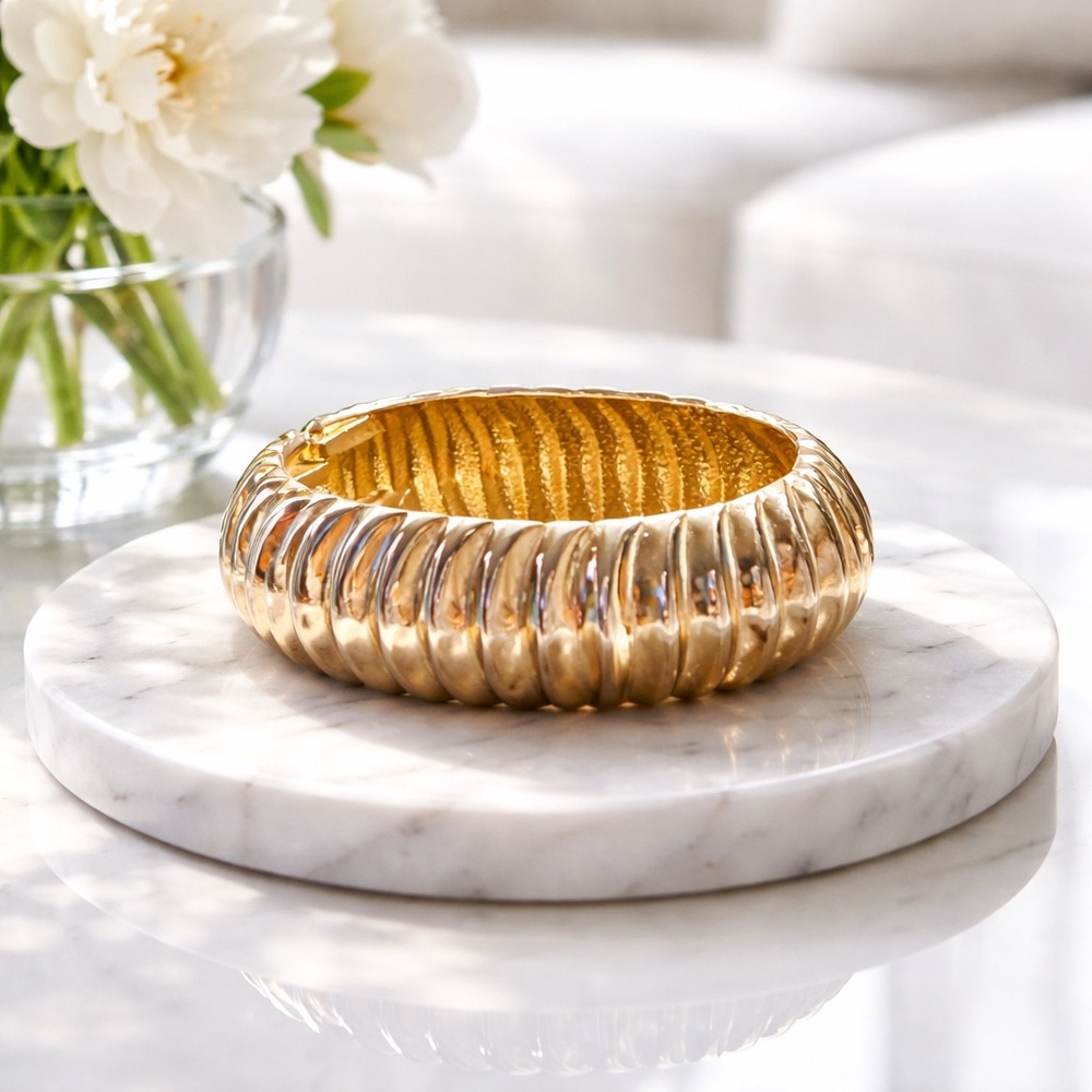 VINTAGE WIDE TEXTURED GOLDTONE HINGED CUFF BRACELET - Picture 1 of 2